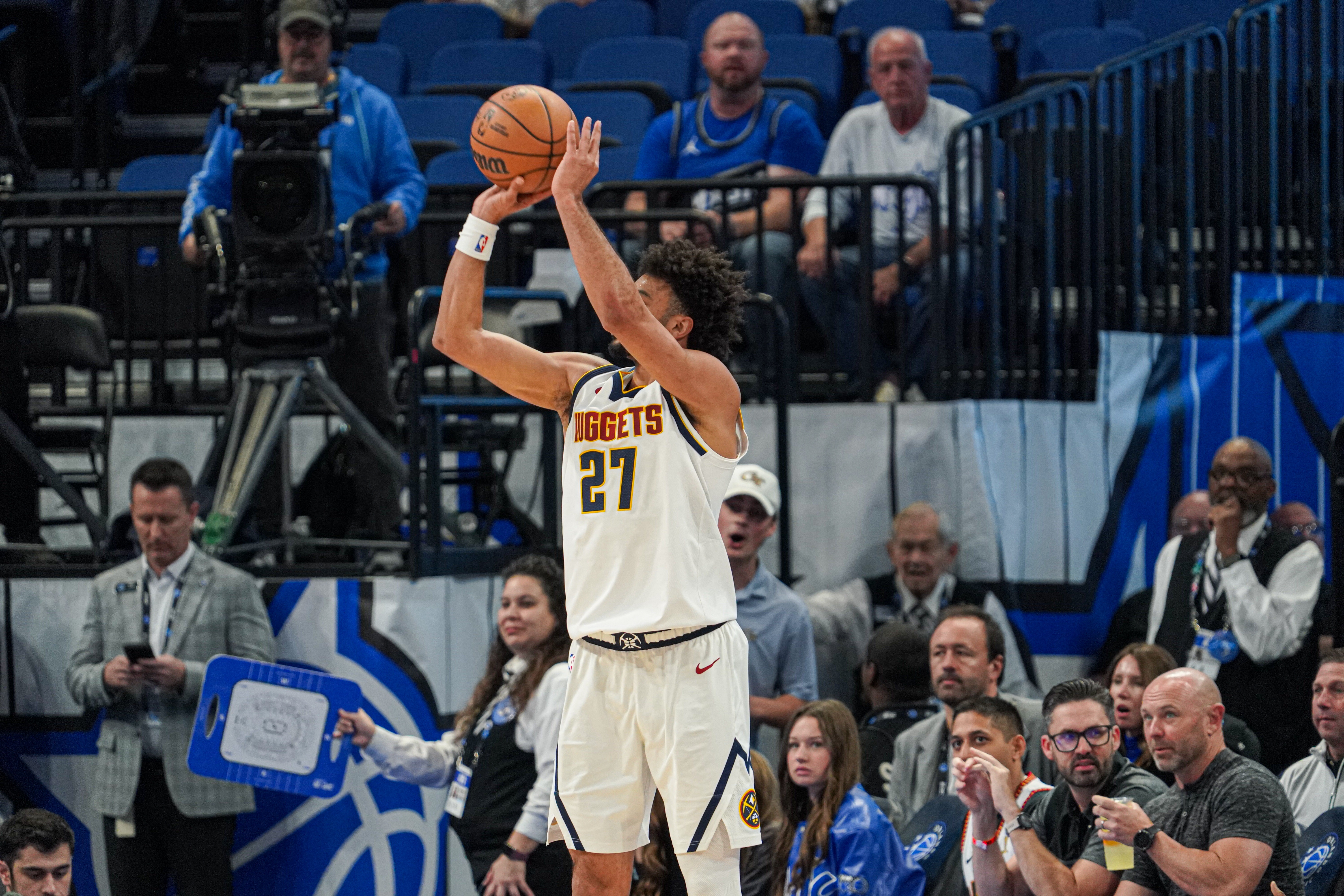 开云app下载-太强了！贾马尔·穆雷8记三分轰下45分8助 下半场独得28分